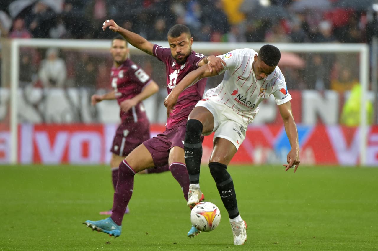 Sevilla no pasó del empate sin goles en casa ante la Real Sociedad y se rezaga en el intento de dar alcance al líder Real Madid.