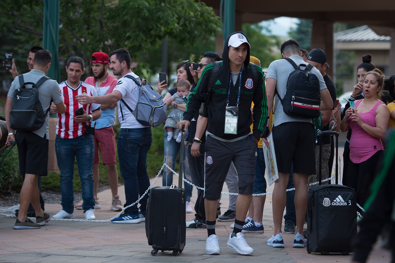 Los integrantes de la Selección Mexicana de Fútbol y su cuerpo técnico arribaron a la ciudad de Denver, Colorado, donde este miércoles entrante sostendrán su segundo duelo de la Copa Oro 2019 ante la representación de Canadá en Invesco Field, la casa de los Denver Broncos. Una gran cantidad de aficionados esperaron largo rato para ver el arribo de los jugadores del Tricolor y pedirles la foto o el autógrafo, y manifestarles el apoyo de cara a su siguiente compromiso del torneo.