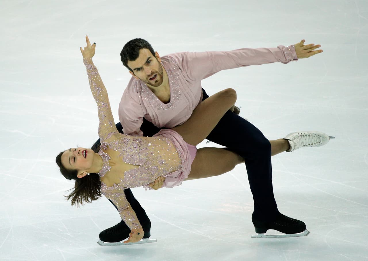 La presencia escénica y la capacidad física de las patinadoras es clave durante los ejercicios en pareja. Es allí donde la exigencia se hace mayor para lograr que con la fuerza y coordinación con sus compañeros se logren presentaciones espectaculares.