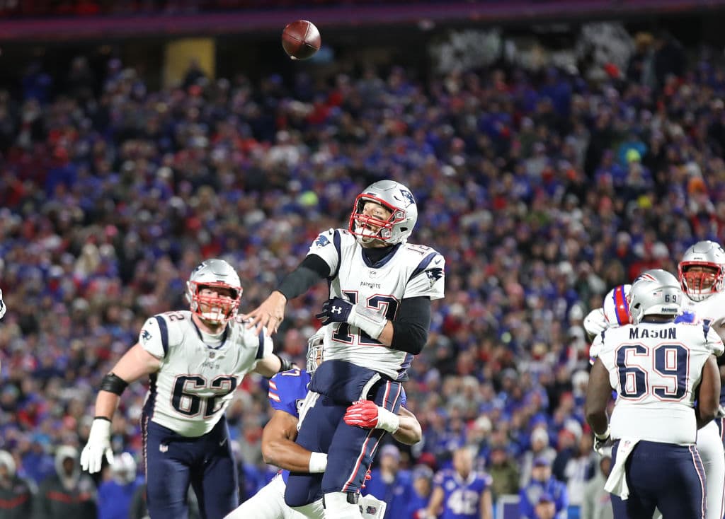 En la primera mitad la defensa de los Bills le estaba llegando a Tom Brady, causando incomodidad en su accionar durante los primeros 30 minutos. Fue capturado en tres ocasiones.