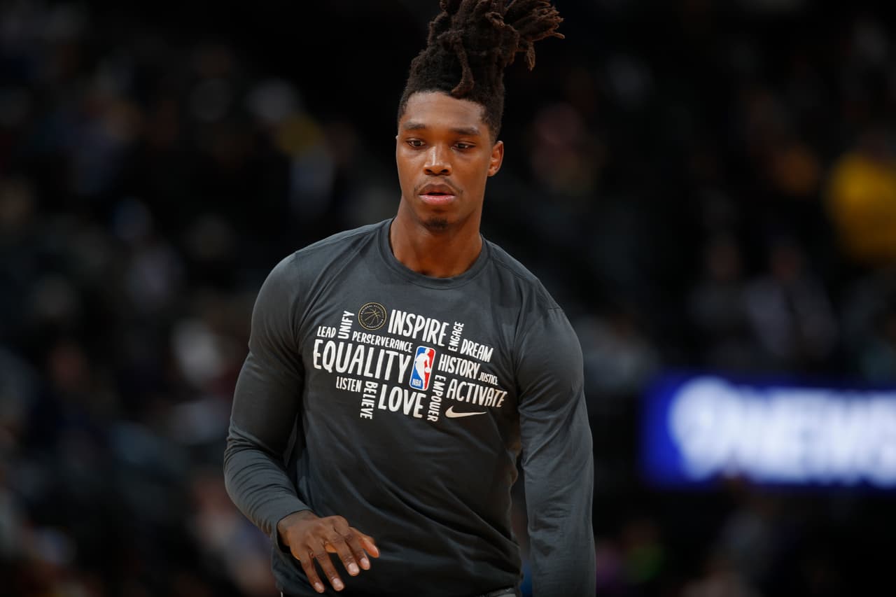 Lonnie Walker es voluntario para limpiar calles de San Antonio