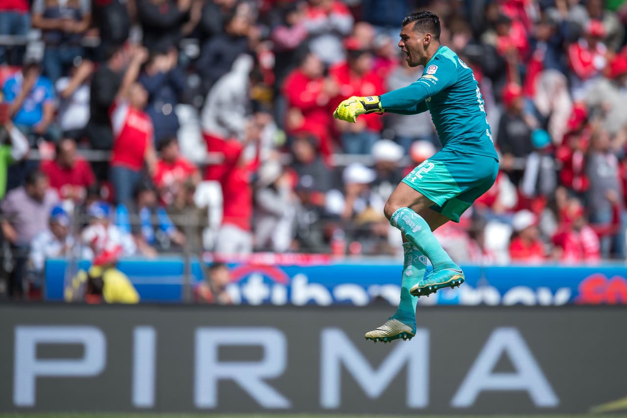 Gran festejo de Luis Manuel García, arquero de Toluca, tras la anotación de los suyos.