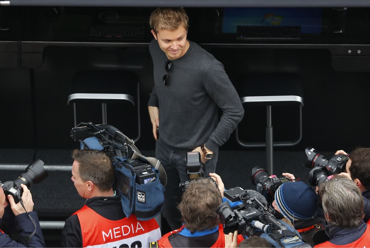 Rosberg se paseó por los pits como un fanático más.