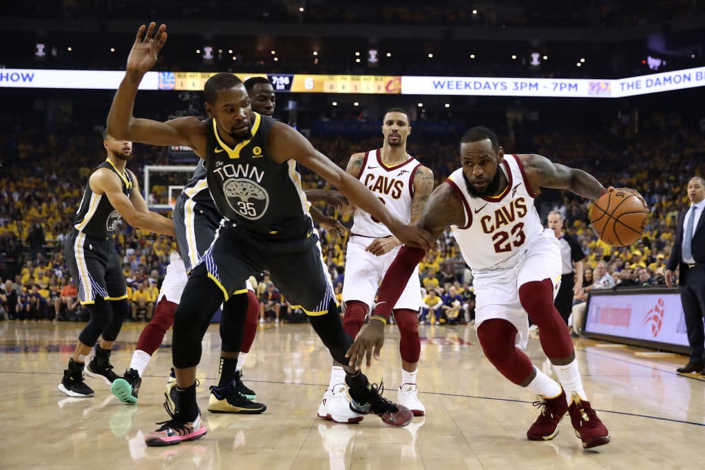 La defensa de Golden State en el segundo medio hizo mella de los Cavs y en general provocaron 10 pérdidas de balón, gracias a las dobles coberturas y a la presión en toda la duela.