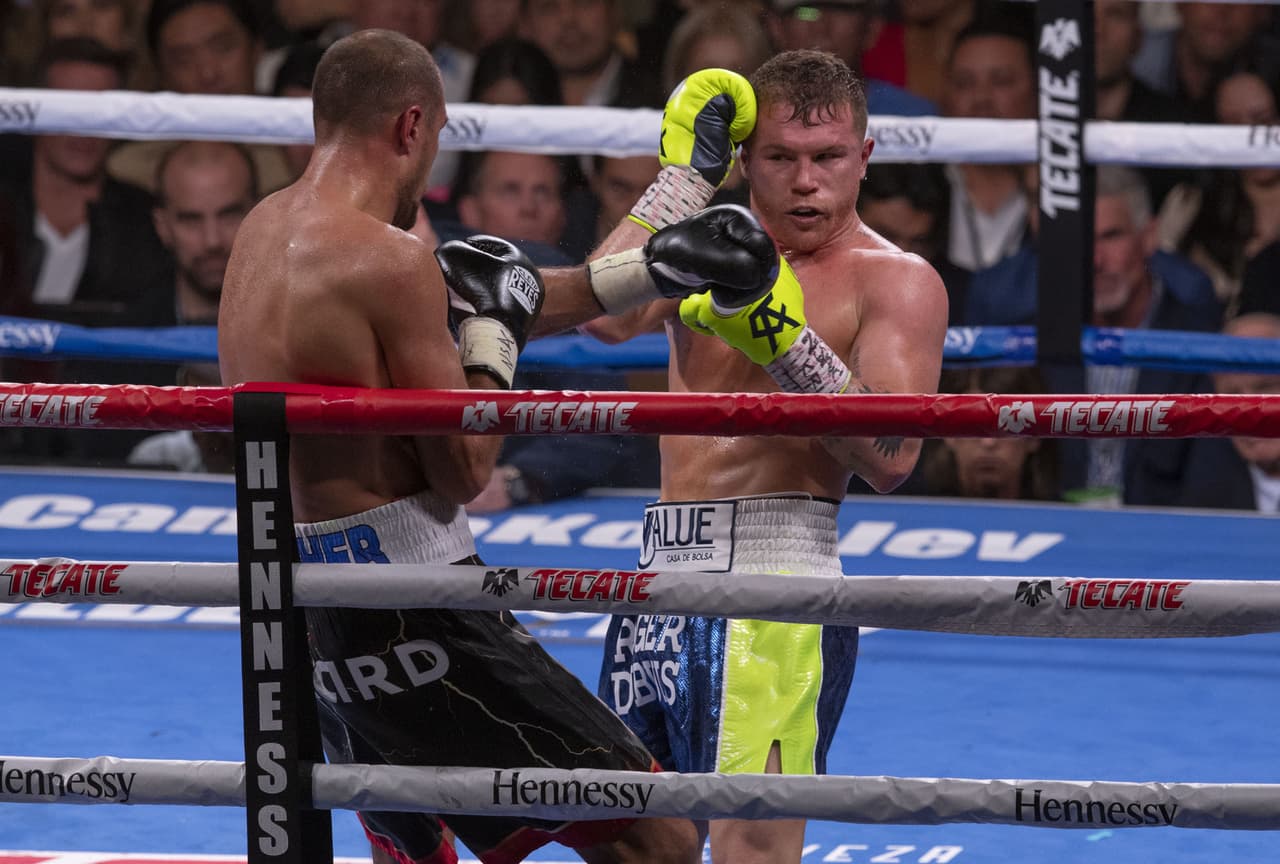 Saúl Álvarez se mostraba reservado y no soltaba los puños, mantenía distancia y no buscaba al europeo.