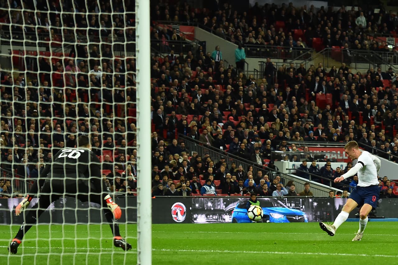 La primera anotación del partido la consiguió Vardy, el goleador del Leicester City, con este remate ante Donnarumma.