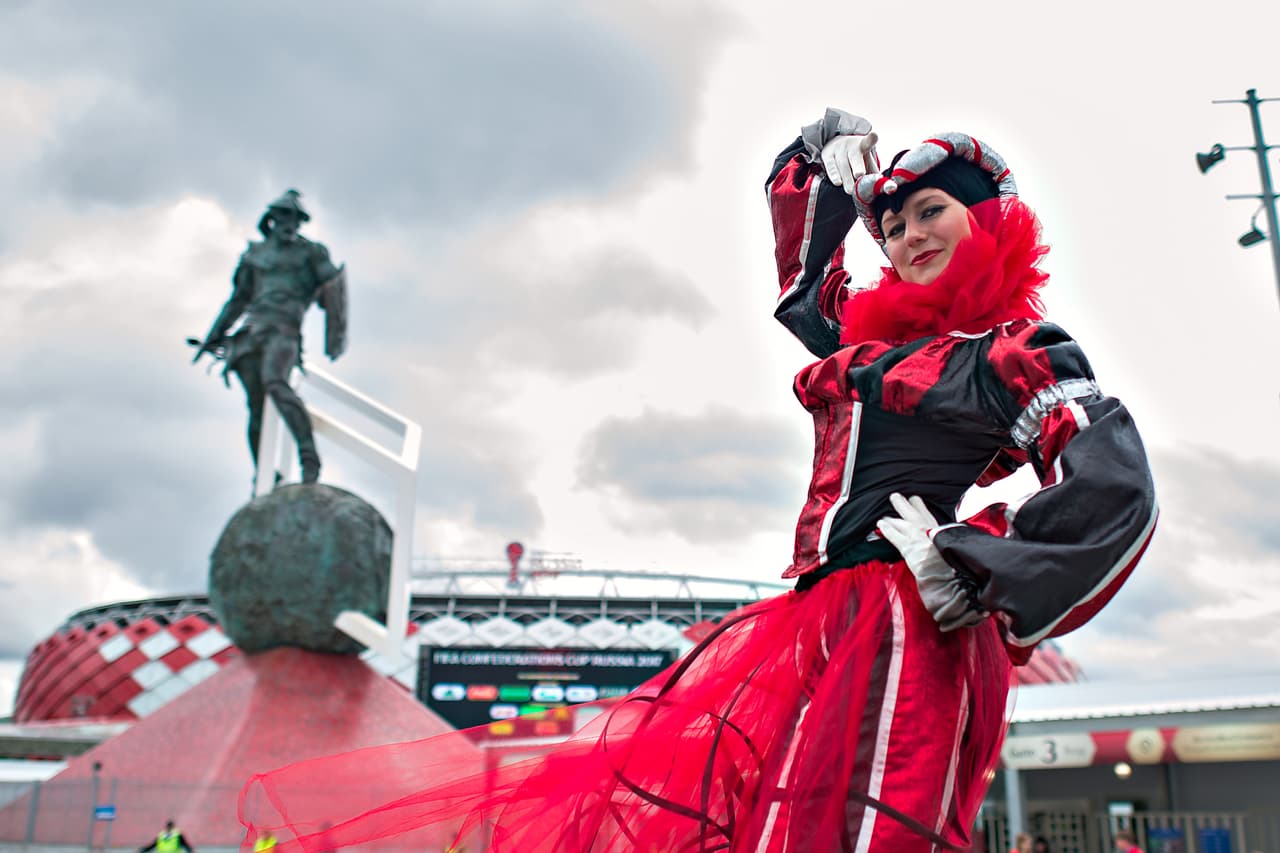 Hermosos trajes y mucho colorido de la afición en Rusia para el juego por el tercer puesto en la Copa Confederaciones.