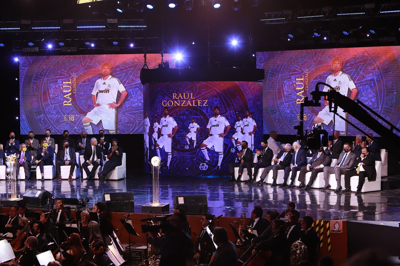 Ronaldinho fue la gran figura de la ceremonia de investidura al Salón de la Fama de la décima generación, en donde los grandes ausentes fueron Raúl González, Roberto Carlos, Fabio Cannavaro y Pia Sundhage.