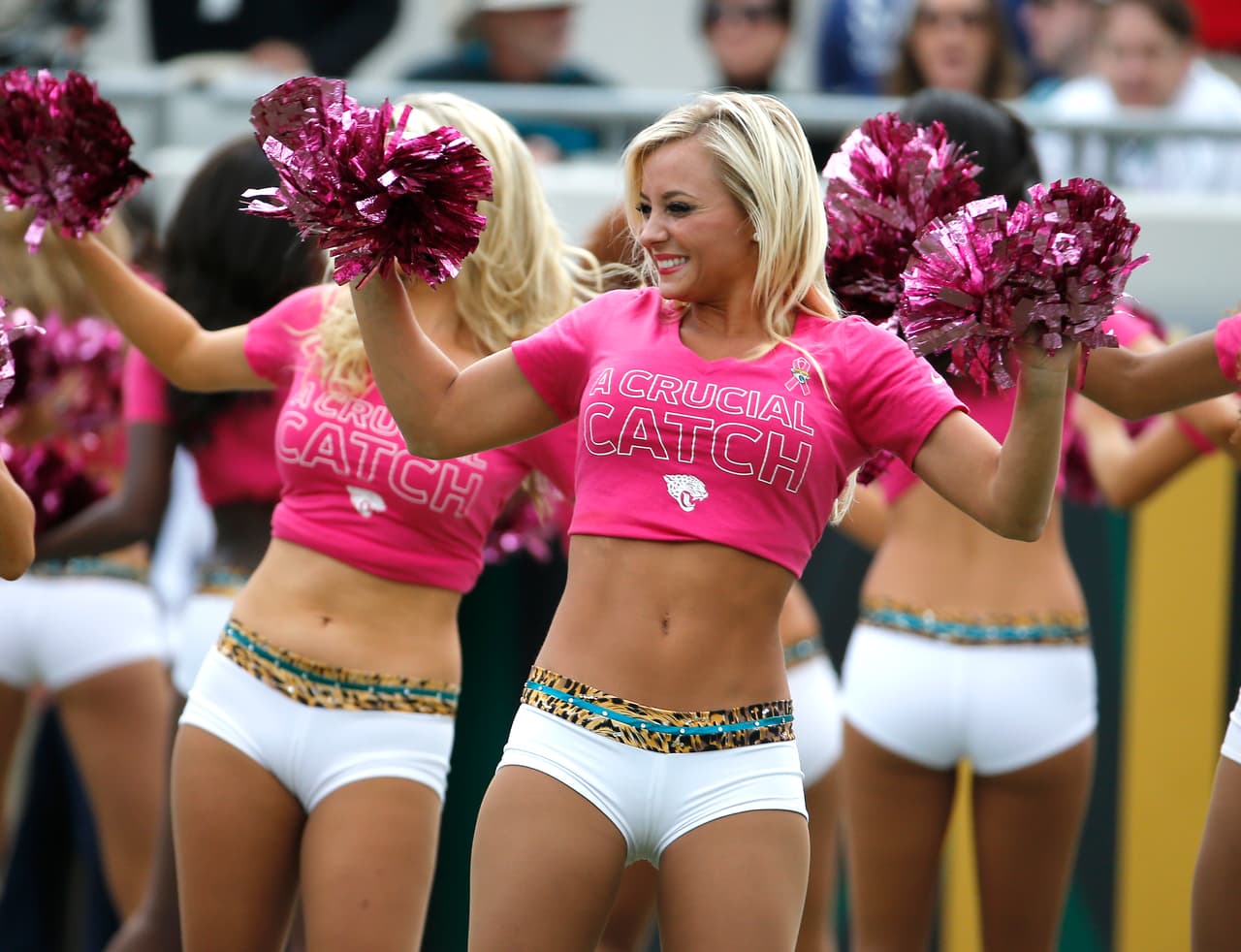 Adiós a la Semana 6, acción, pasión, entrega y... ¡bellezas! Checa lo más sexy de las cheerleaders.