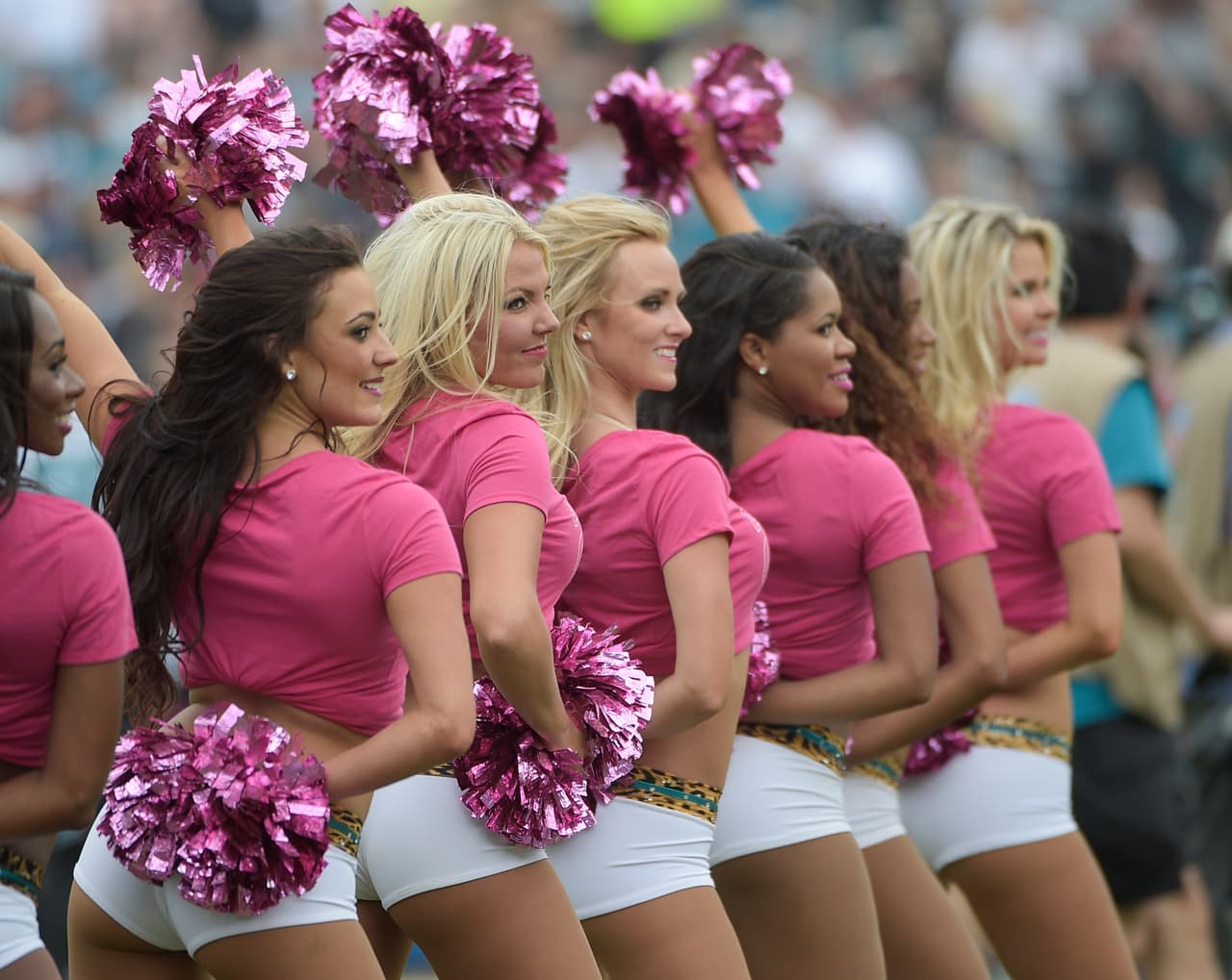 Adiós a la Semana 6, acción, pasión, entrega y... ¡bellezas! Checa lo más sexy de las cheerleaders.