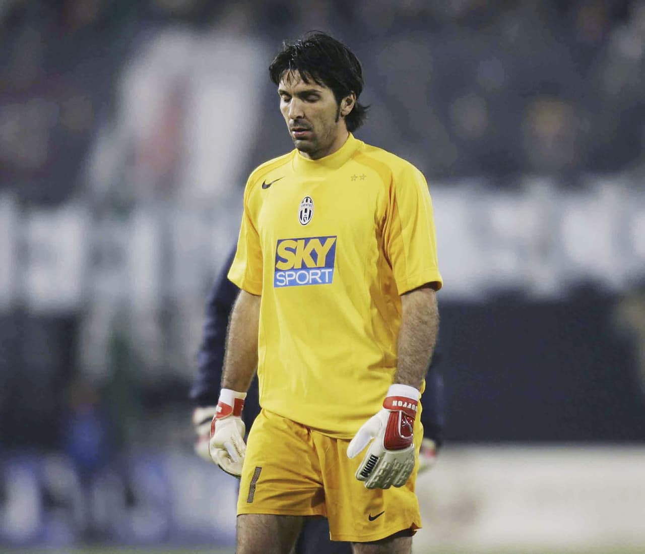 Pero debido a un escándalo de corrupción que sacudió al fútbol italiano, la Juve perdió esos dos últimos títulos y el club fue enviado a la Serie B.