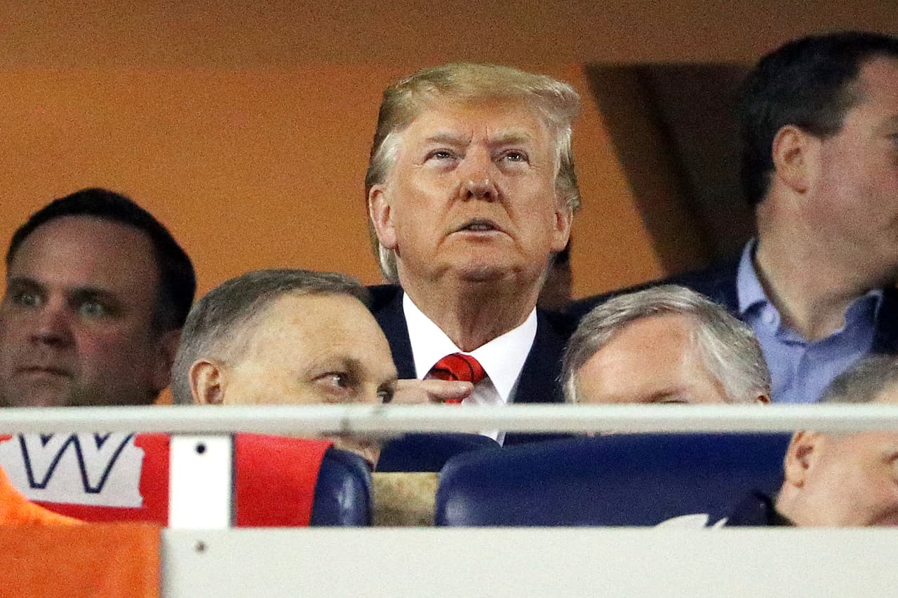 Trump sonrió ante lo sucedido y disfrutó del partido en uno de los palcos del estadio.