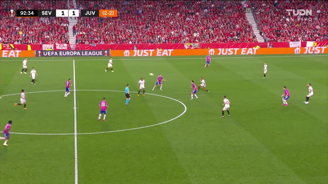 ¡TIRO ATAJADO! disparo por Dusan Vlahovic.