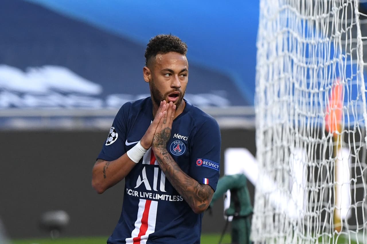 Parece que Ney se echa el equipo al hombro y realiza un tiro libre que pega en el arco, ¡estuvo cerca!