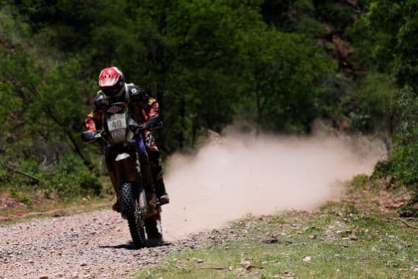 ras una quinta etapa extremadamente difícil, los pilotos recorrieron hoy 338 kilómetros en una especial con menos incidentes y en la que las distancias entre los competidores no fueron tan abultadas.