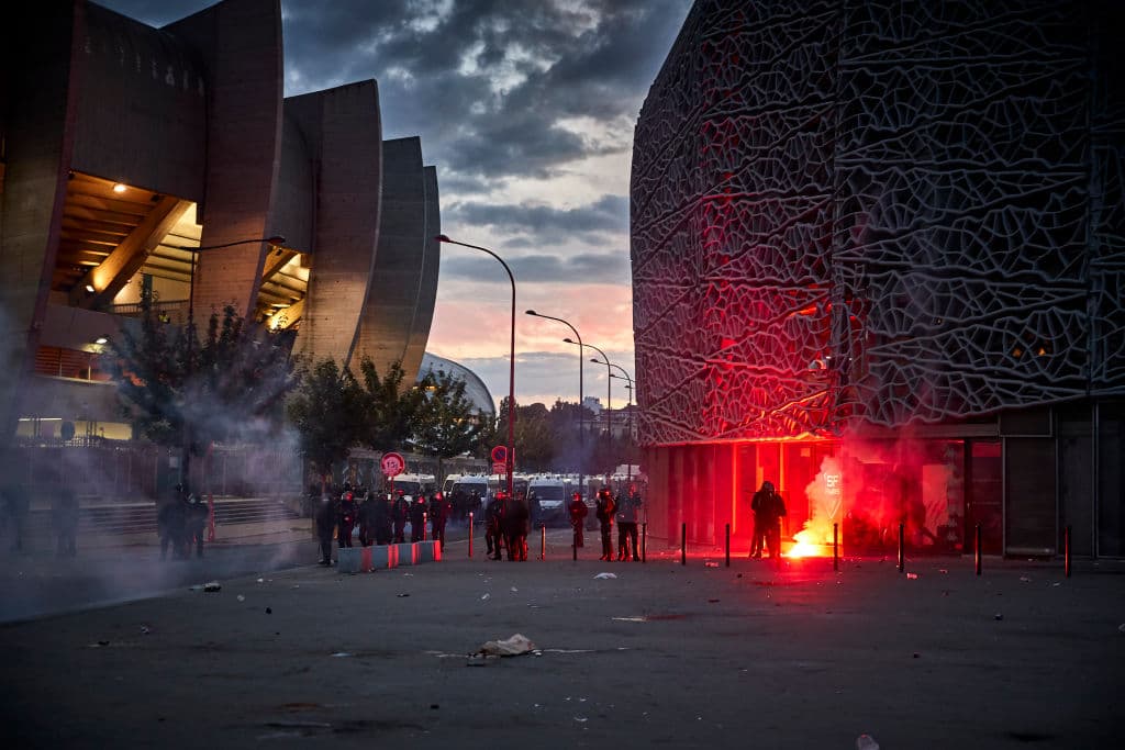 Luego de que el Paris saint Germain perdiera la final de la UEFA Champions League frente al Bayern Múnich, los ultras de los franceses salieron a las calles de París a causar destrozos.