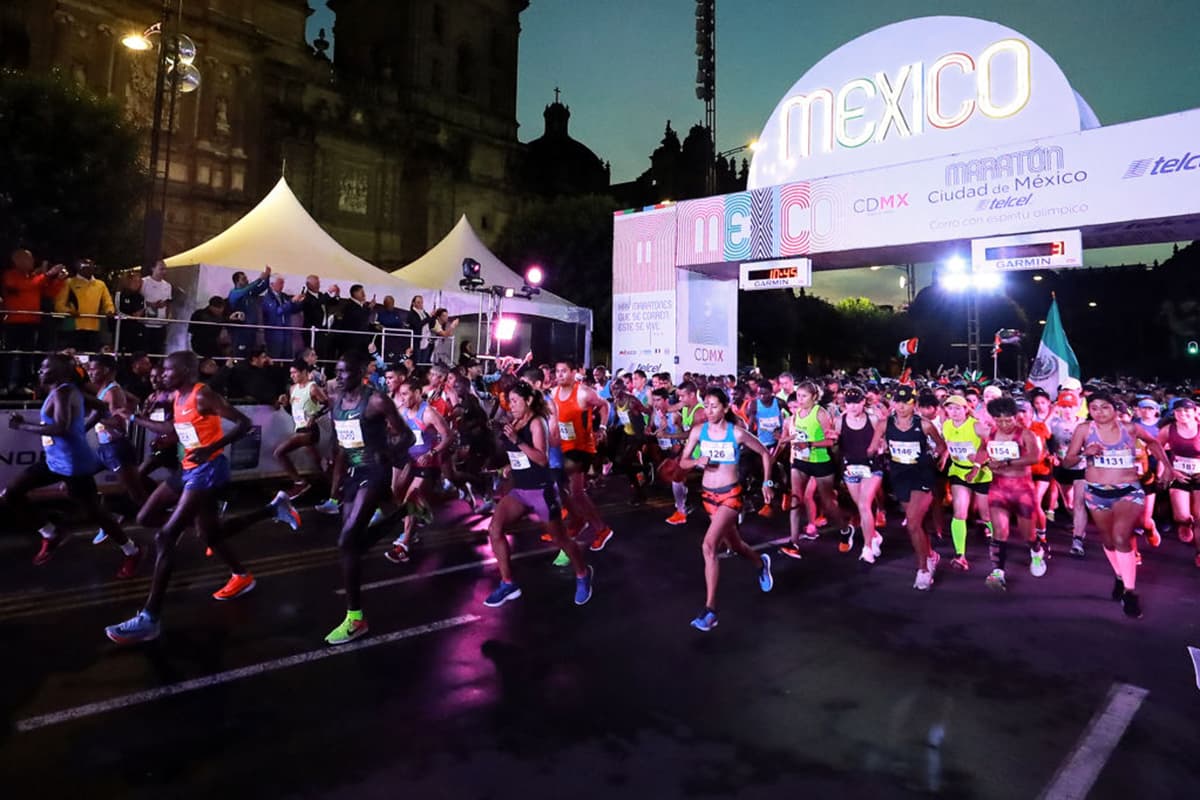 Minutos antes del amanecer se dio la largada en el Zócalo de la capital mexicana.