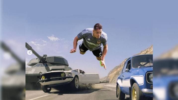 Chicharito en medio de una guerra.