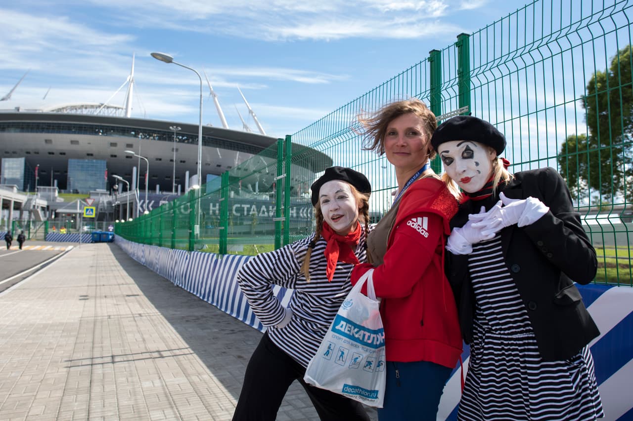 Mientras los mimos se tomaban fotos con algunos aficionados y periodistas que iban llegando para el partido.