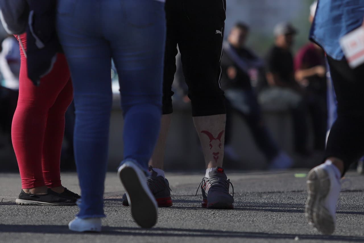 Camino al Estadio Akron los fanáticos de Chivas con la esperanza de otra victoria.