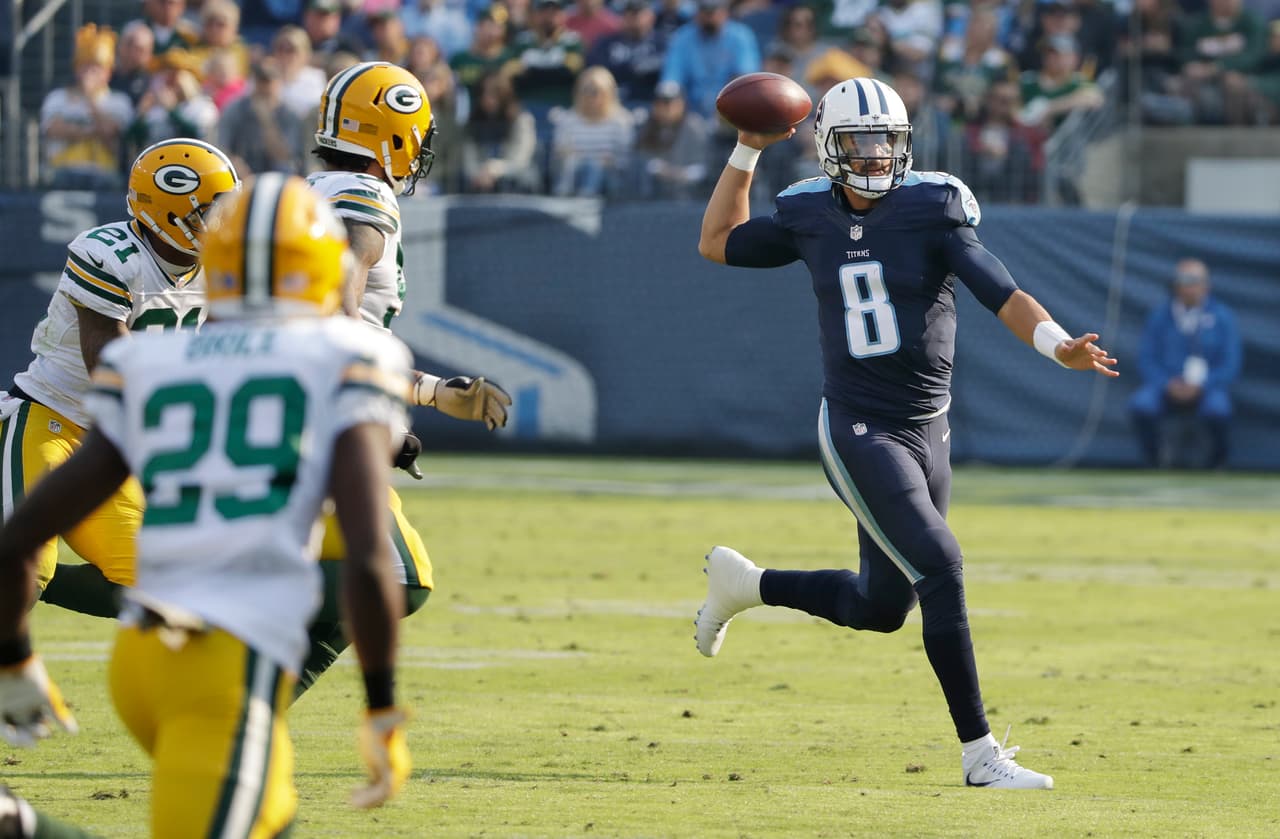 <b>Marcus Mariota – QB, Tennessee Titans </b>
<br>Los Titans dieron quizás la campanada del año al pegarle a Green Bay con todo y Aaron Rodgers. Pero si alguien es responsable de que eso sucediera ese fue Mariota que mantiene un pleno ascenso en la campaña y parece acercarse al óptimo nivel de los quarterbacks elite. El mariscal de segundo año logró 19 de 26 envíos para 295 yardas y lanzó cuatro pases de anotación el domingo dejando ver mal a la secundaria de los Packers. Mariota podría ser capaz de conducir a los Titanes a su primera aparición en Playoffs desde hace ocho años.