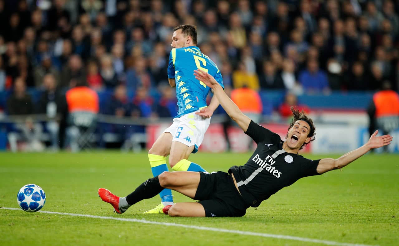 En una buena combinación entre Cavani y Neymar, el uruguayo cayó en el área pero el árbitro no compró la falta y siguió el juego.