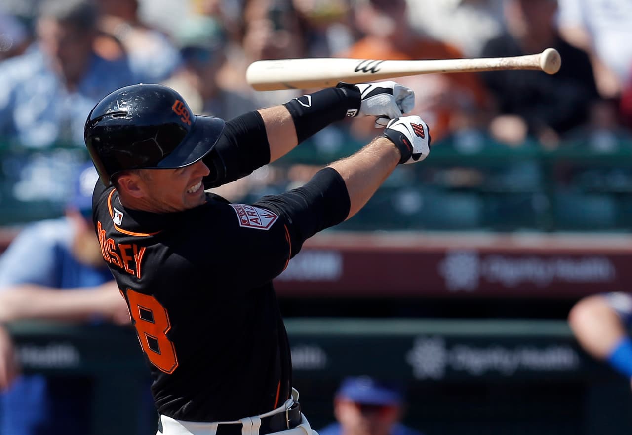 ¿Las manos de mantequilla? Así parece ser para el receptor de los San Francisco Giants Buster Posey, quien después de hacer un swing, y fallar, se le escurrió el madero. Esperamos que nadie haya salido herido.