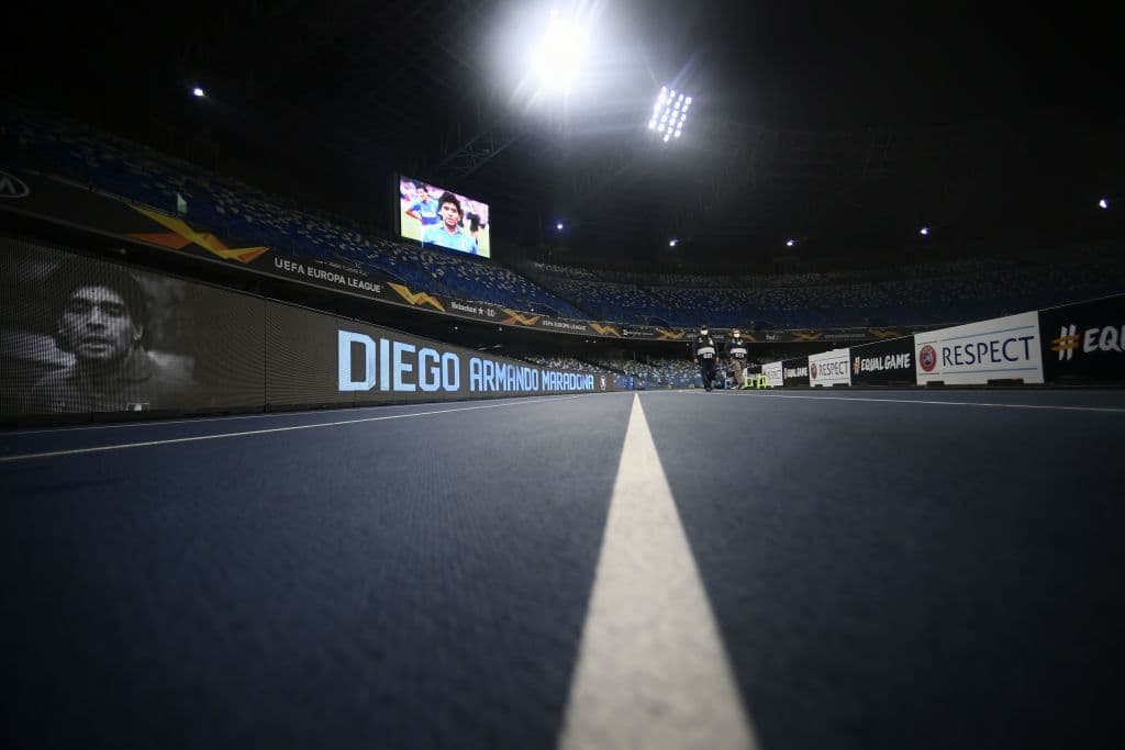 El cuadro napolitano donde brillara Diego Armando Maradona, saltó a la cancha portando el ‘10’ en homenaje al mítico argentino.