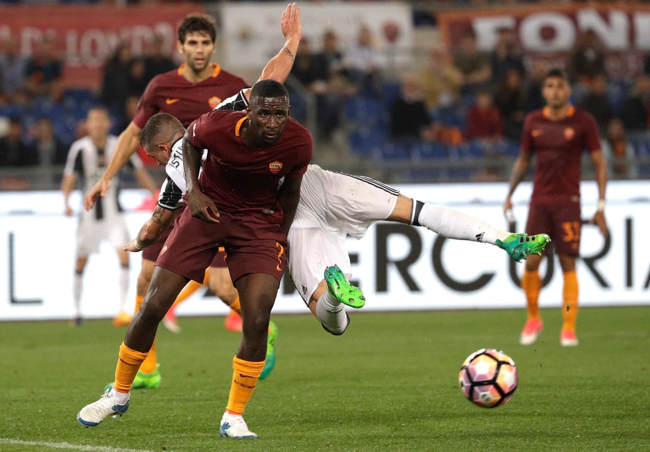 El traspaso de Antonio Rüdiger de la Roma al Chelsea se confirmó este lunes. Habrían pagado 30 millones de euros.