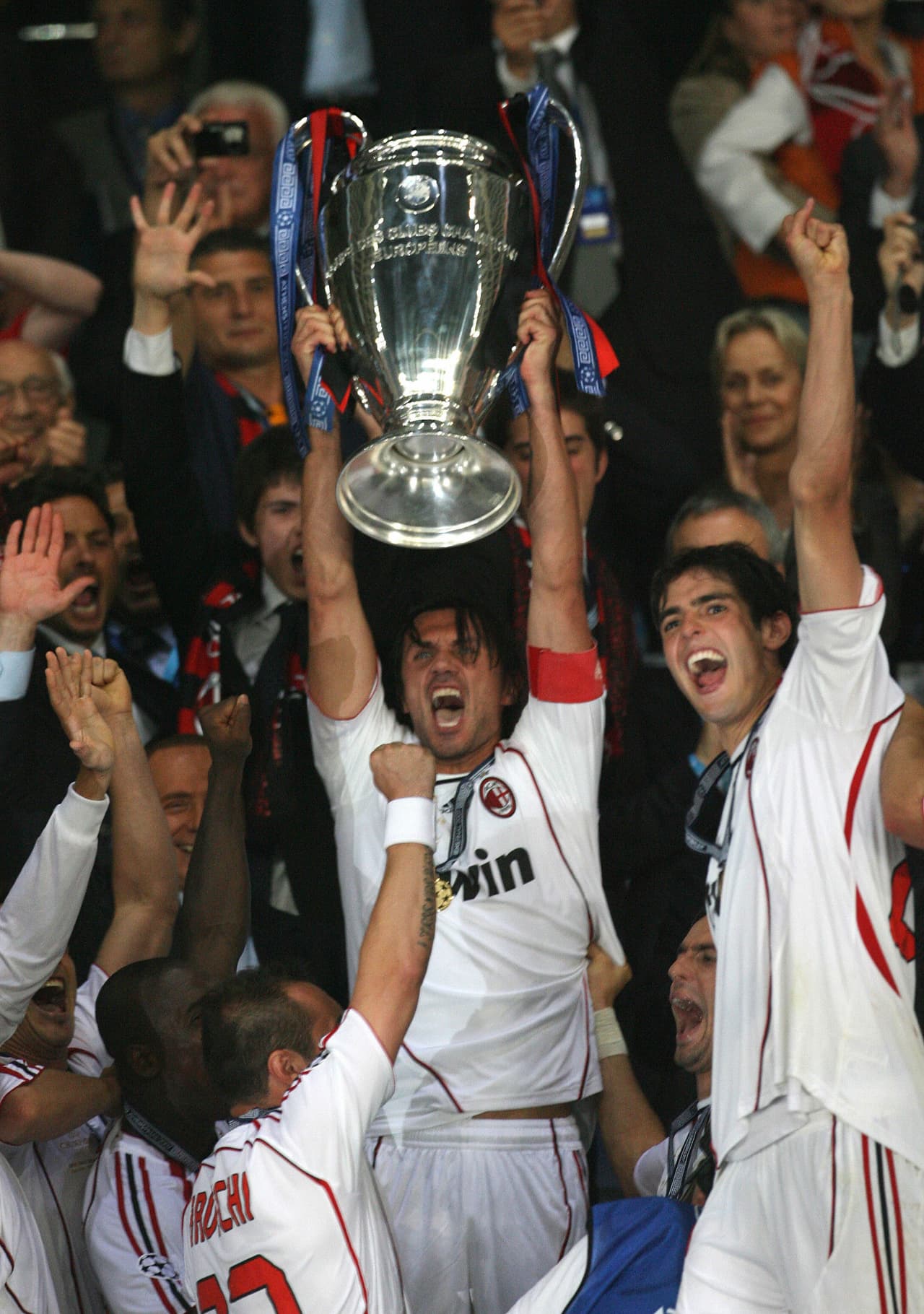 Paolo Maldini - Con A.C. Milan y la selección de Italia el defensa llegó a jugar 1,028 partidos como profesional desde que debutó en 1985 hasta que se retiró en el 2009.