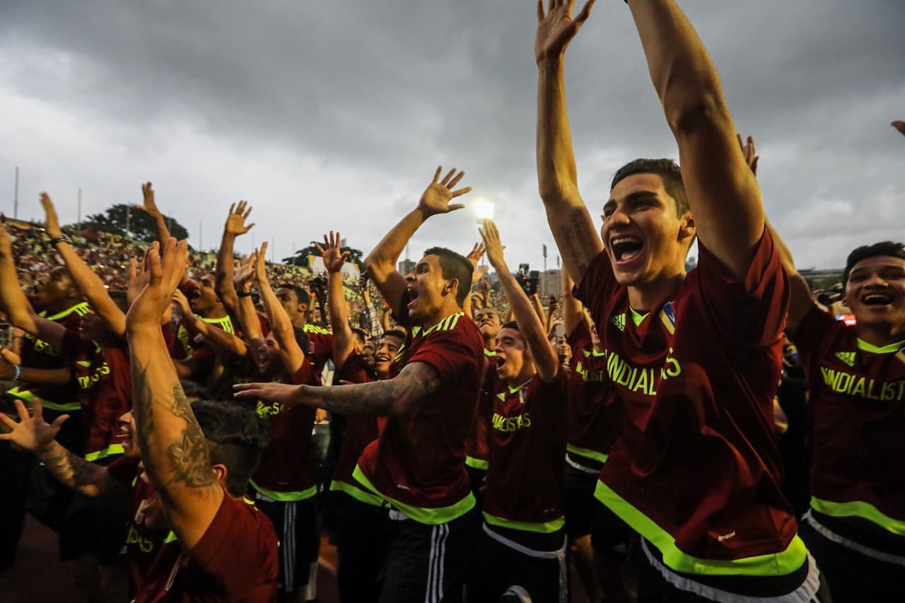 VEN124. CARACAS (VENEZUELA), 13/06/2017.- Jugadores de la selección Sub'20 de fútbol de Venezuela celebran durante un homenaje hoy, martes 13 de junio de 2017, en el estadio Olímpico Universitario en Caracas (Venezuela). Miles de venezolanos homenajearon este martes a los jugadores de la plantilla Sub'20 de su país, que obtuvo el subcampeonato en el Mundial de la categoría que se disputó hasta el pasado 11 de junio en Corea del Sur, con un multitudinario acto en el estadio Olímpico de la Universidad Central de Venezuela (UCV), en Caracas. EFE/Miguel Gutiérrez