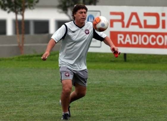 En el año 2000, el uruguayo Juan Ramón Carrasco, quien formaba parta del plantel de Rocha, fue elegido como técnico del equipo. Aunque a sus 44 años de edad tenía buenas condiciones físicas y sabía dirigir, no le alcanzó para continuar por mucho tiempo al frente del club.