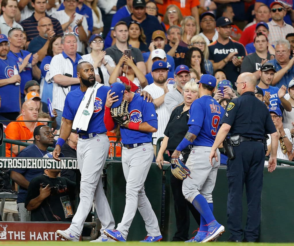 De inmediato, el jardinero central de los Cubs se llevó las manos a la cabeza y dio un par de pasos hacia las gradas, visiblemente consternado.