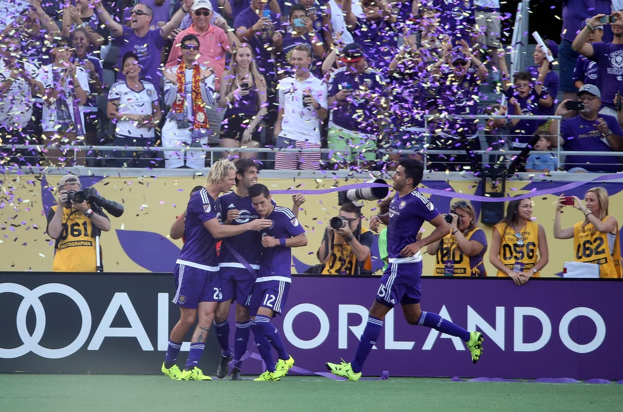 Kaká se divierte con el sufrimiento de su compañero de equipo en un juego mecánico