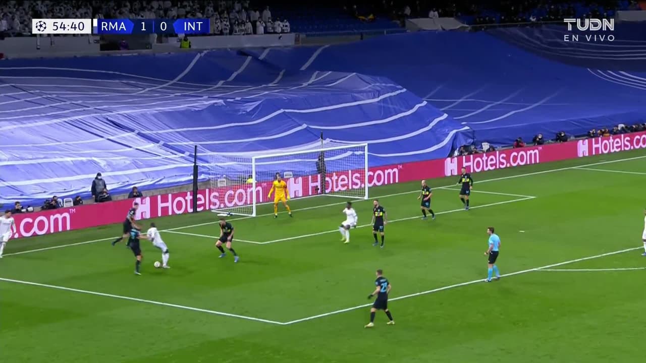 ¡TIRO ATAJADO! disparo por Luka Jovic.