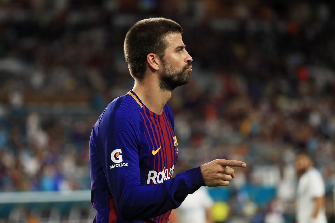 El español Gerard Piqué es el otro central seleccionado, gracias a su calificación de 87.
