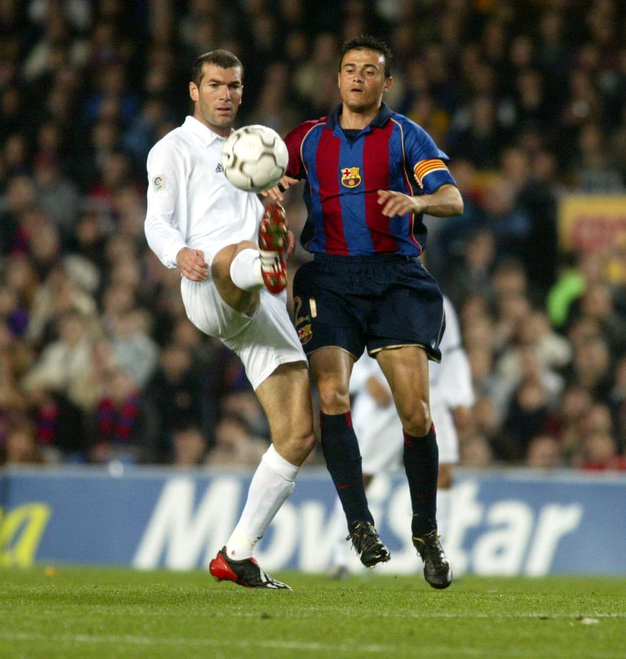 Su primer enfrentamiento en un derbi español se dio el 16 de marzo del 2002 en la jornada 30 en la campaña 2001-02 cuando el Barcelona recibió al Real Madrid en el Camp Nou en un Clásico que terminó empatado 1 a 1.