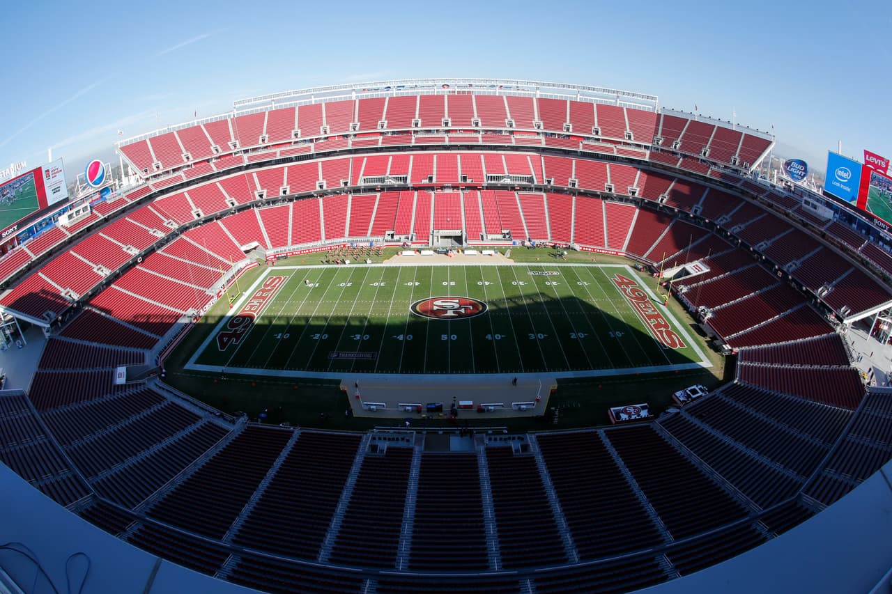 • El Super Bowl XII fue el primero que se jugó bajo techo. Fue una locura por el ruido en el Superdome de New Orleans. Hoy los techos son retráctiles para que no haya problema con el ruido y el clima. En el Super Bowl 50 no habrá problema, si no llueve.