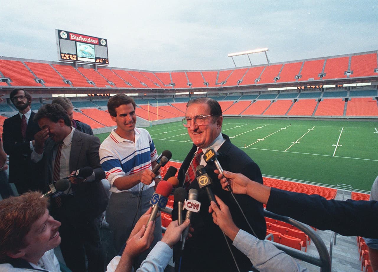 • El Super Bowl XXIII se jugó en el Joe Robbie Stadium, nombre del fundador de los Miami Dolphins. Luego Robbie vendió al equipo y los nuevos dueños le han cambiado el nombre al estadio en muchas ocasiones.