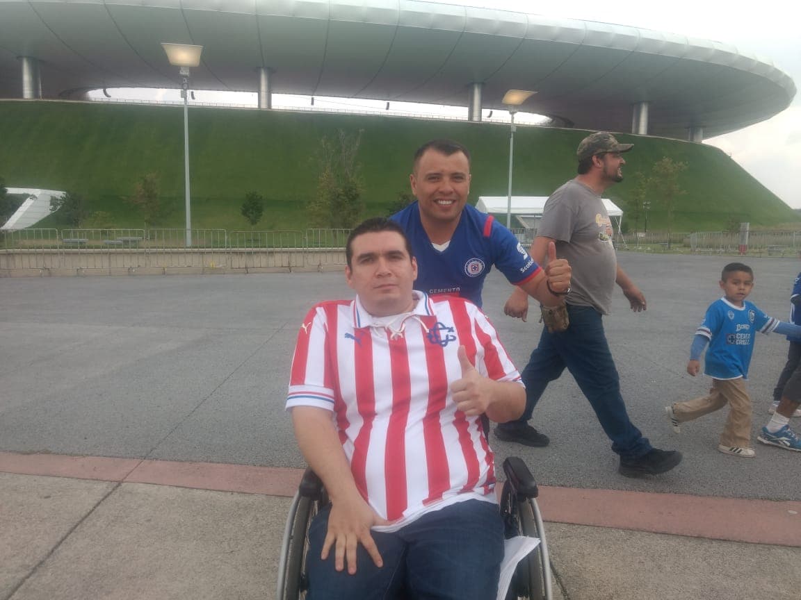 Fanáticos de Chivas y Cruz Azul en las afueras del Estadio Akron previo al juego entre ambos equipos por la jornada 2 del Apertura 2018 de la Liga MX.