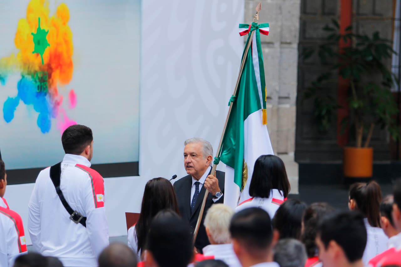 El momento de cambio que vive México ayudará a que sus deportistas tengan una buena actuación en los Juegos Panamericanos de Lima 2019, señaló el presidente Andrés Manuel López Obrador durante el abanderamiento de la delegación mexicana que acudirá a la justa continental. Los Panamericanos de Lima arrancan el viernes 26 de julio y México irá con la meta de lograr su mejor actuación en unos juegos realizados fuera de casa.“Estoy seguro que se obtendrán buenos resultados porque se viven momentos de cambio en el país”, destacó López Obrador, quien asumió el gobierno en diciembre pasado. “Siempre que hay una transformación se avanza en lo cultural y en lo deportivo, así ocurrió después de la Revolución Mexicana y por eso estoy seguro que tendremos buenos resultados y que ustedes tendrán un buen desempeño”.