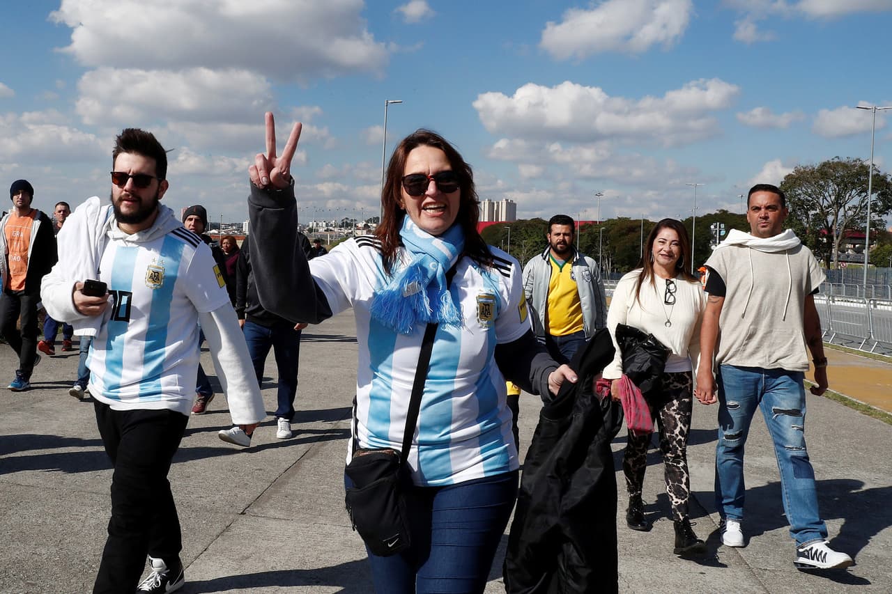 El Arena Corinthians vibró este sábado en la previa del juego entre Argentina y Chile por el tercer lugar de la Copa América. Las dos Finales pasadas en las que La Roja venció aún están en el recuerdo de la Albiceleste, pero más allá de eso se vivió con mucha alegría en las tribunas.