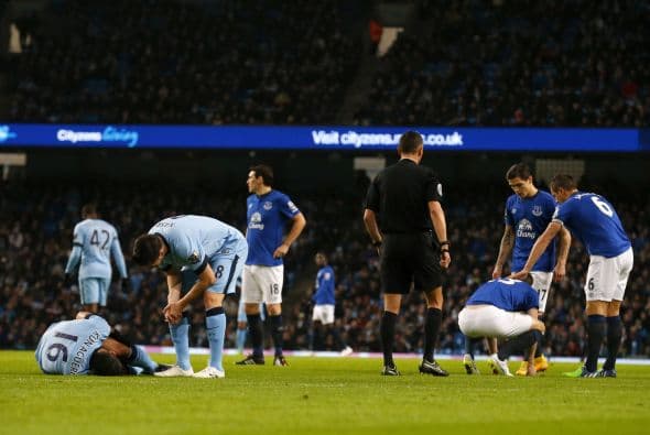 El delantero argentino del Manchester City Sergio Agüero, máximo goleador de la liga inglesa, se marchó lesionado a los cinco minutos de juego del encuentro ante el Everton. El internacional albiceleste sufrió un golpe en la rodilla izquierda y salió del terreno de juego acompañado del personal médico. Agüero tardó unos minutos en comprobar que no podía seguir jugando y no pudo contener las lágrimas al abandonar el césped del Etihad Stadium.