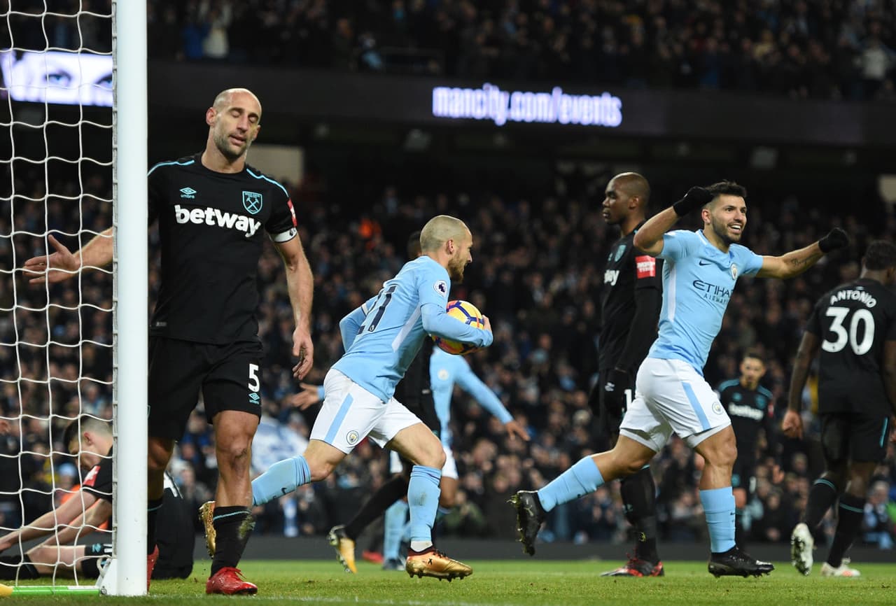 Manchester City se sobrepuso a la muralla puesta por West Ham United, que no tuvo ni en la banca a Javier Hernández, y lo venció 2-1 como local para mantenerse invicto y íder en la Premier League.