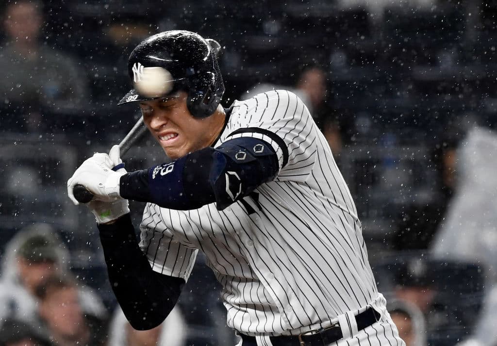 En un turno al bate Aaron Judge recibió un peligroso pelotazo, que gracias a su casco no tuvo mayor consecuencia.