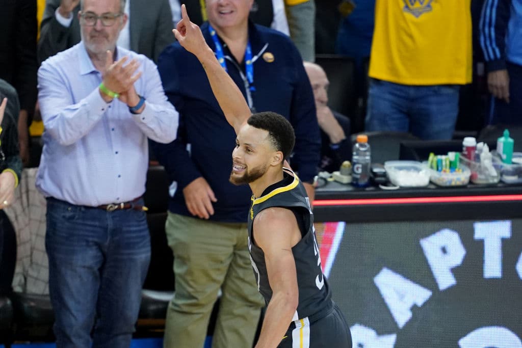 Con 37 Puntos Stephen Curry rescató de una posible derrota a los Golden State Warriors al llevarse el Juego 2 de la Final de la Conferencia del Oeste en Oracle Arena por 114-111 sobre unos Portland Trail Blazers que dieron un gran juego, pero que no fue suficiente para arrancarle la victoria a los campeones de la NBA. Tuvo Portland ventaja de 15 puntos al medio tiempo y de ocho en el cuarto periodo, pero todo se derrumbó para los visitantes.