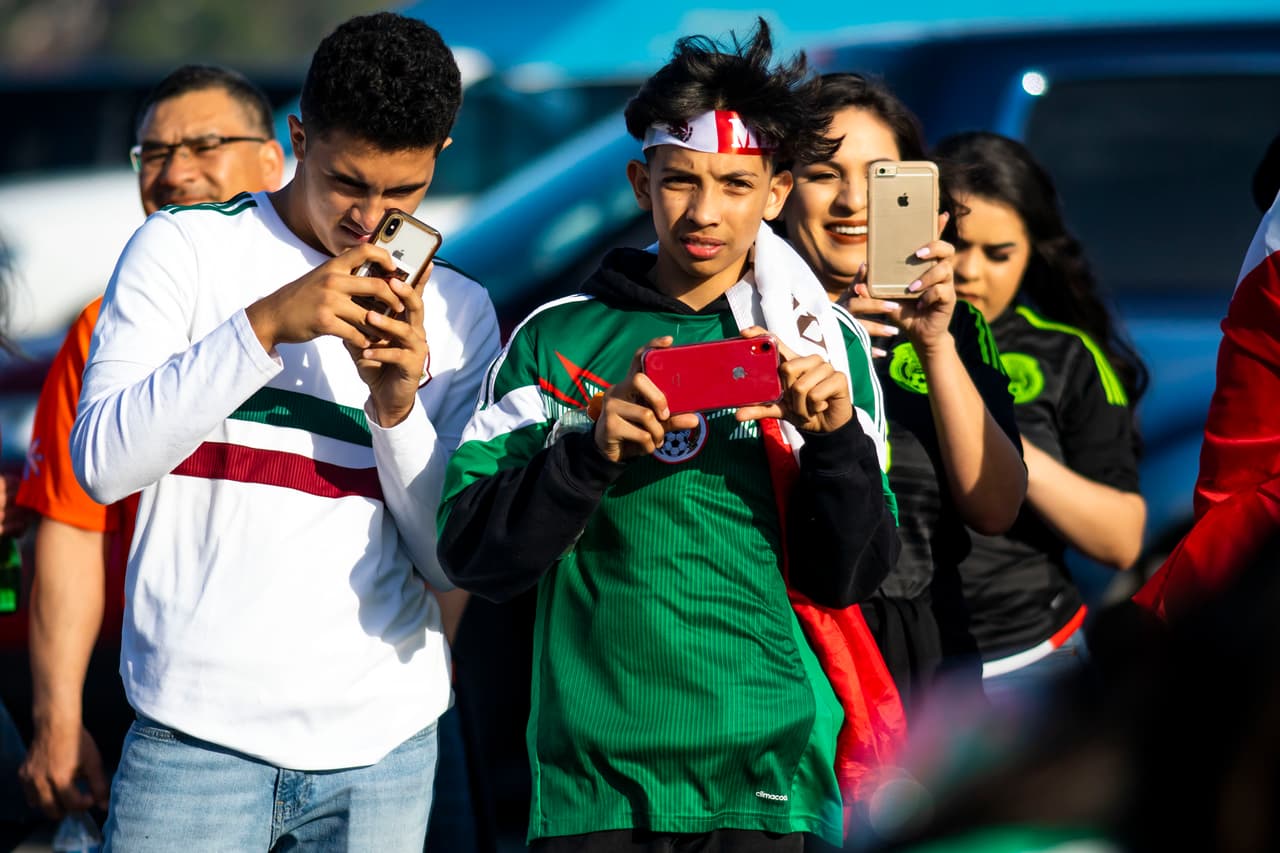 Los aficionados mexicanos viven con optimismo la antesala del juego del Tri contra Chile en San Diego, donde comenzará la era de Gerardo Martino como técnico.