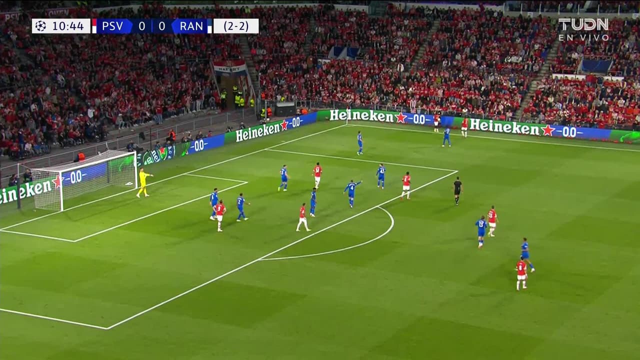 ¡TIRO ATAJADO! disparo por Joey Veerman.