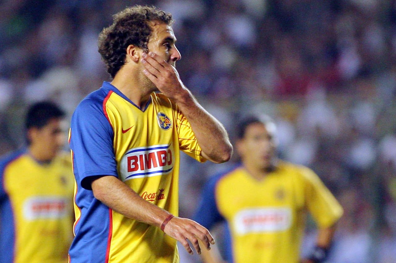 El argentino Federico Higuaín estuvo un semestre de 2008 con América tras su paso en River Plate y Besiktas. Tras dos goles en 22 partidos, el equipo no optó por la opción de compra.