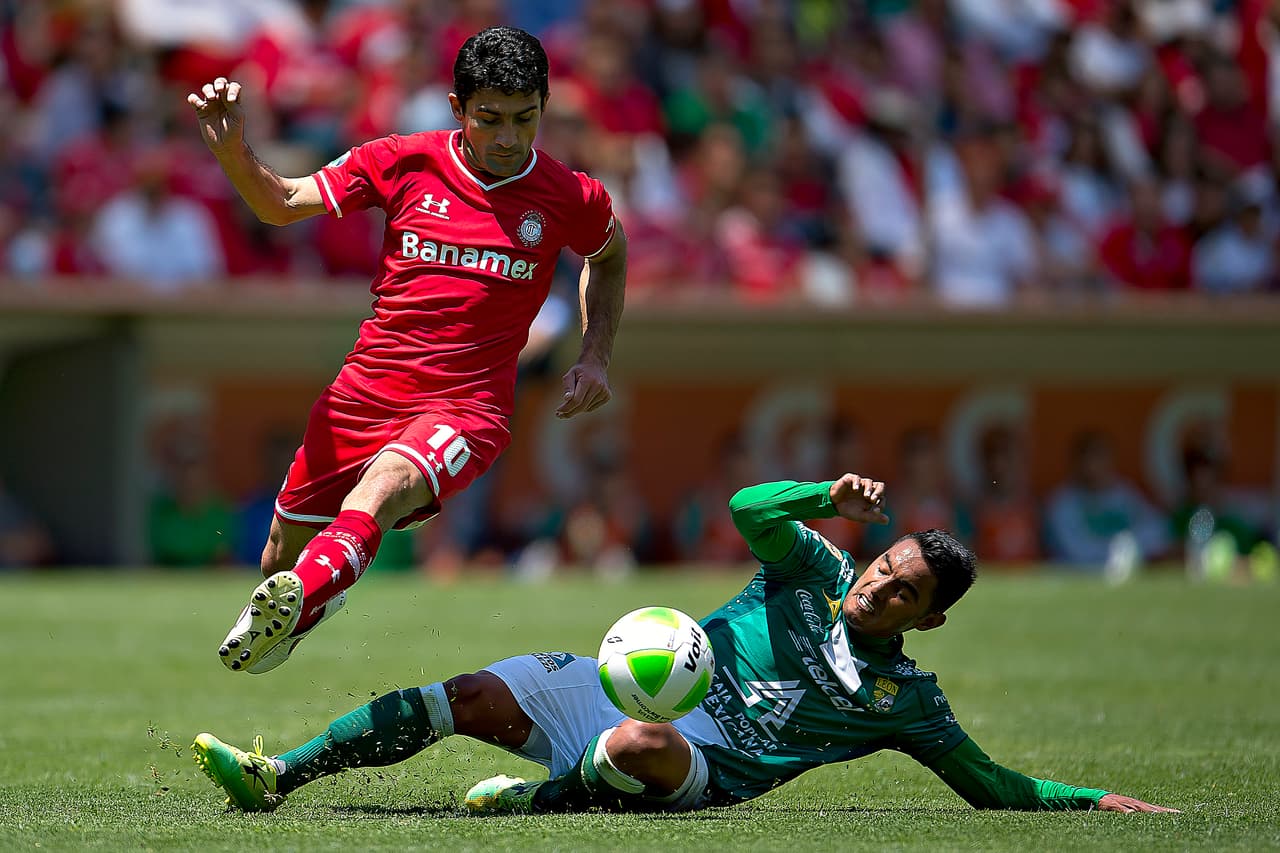 Logró cinco títulos de liga con Toluca y tras su retiro ocupó el cargo de Director Deportivo de los Diablos Rojos. Jugó 59 partidos con la Selección Mexicana.